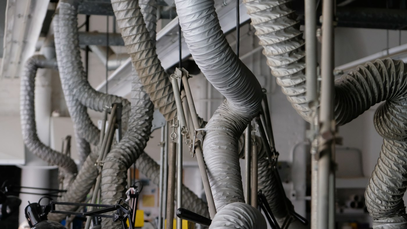 Condutas flexíveis num espaço industrial